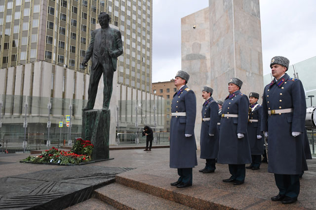 Почетный караул к памятника Е. Примакову.