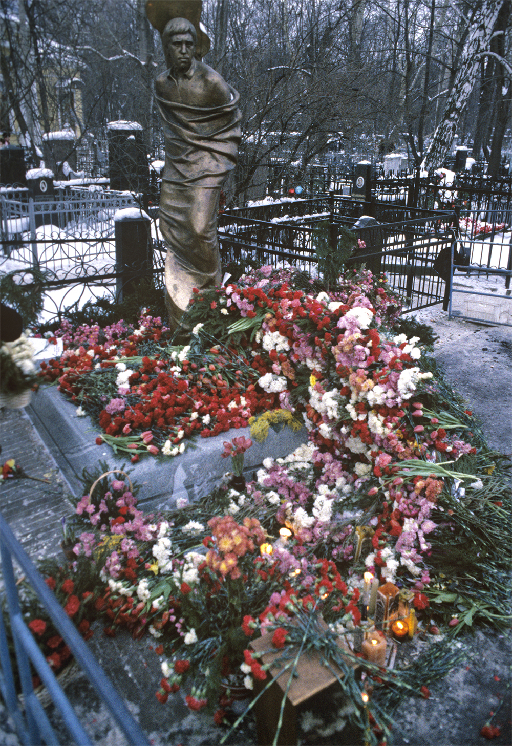У могилы Владимира Высоцкого на Ваганьковском кладбище. 1987 год.