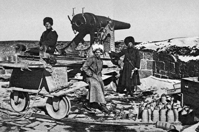 Русские солдаты на привале около боевого орудия после взятия крепости Эрзурум во время первой мировой войны.