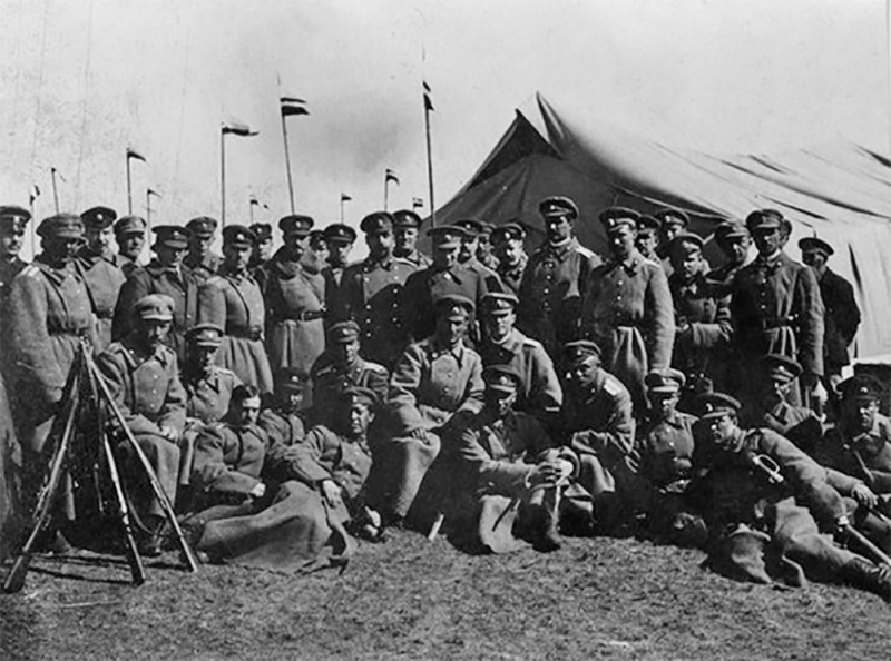 Адмирал Колчак среди офицеров Симбирского уланского полка, 1918 год.