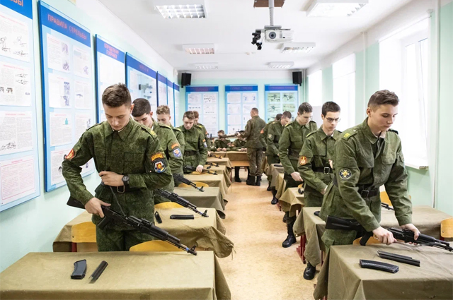 Школьник в строю. Как в Москве воспитывают патриотов?