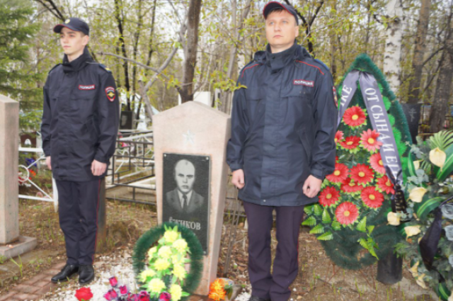 У памятника погибшему Владимиру Ёжикову. 
