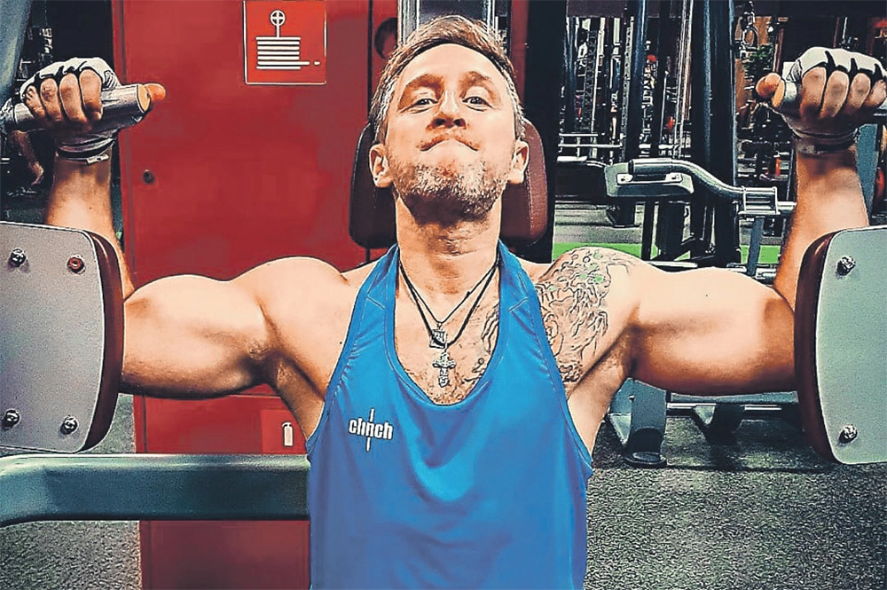 Оскар обязательно ходит в тренажёрный зал три раза в неделю.