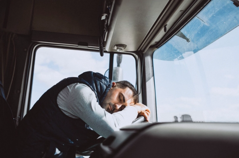 Дальнобойщики проводят за рулём намного больше времени.
