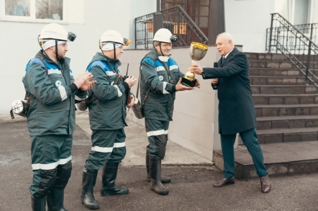 Генеральный директор РУК Владимир Мельниченко вручил шахтерам памятный кубок.