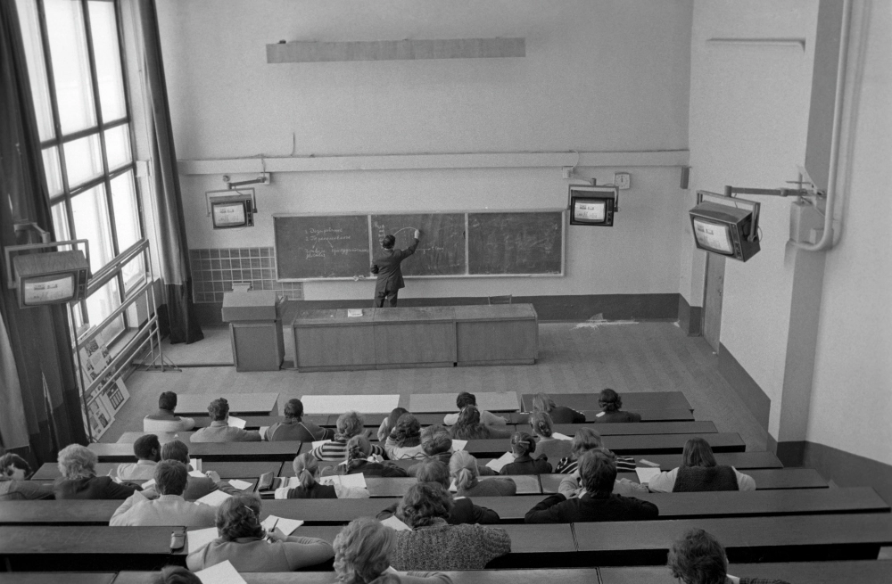 Лекция на факультете водоснабжения Московского гидромелиоративного института (ныне Институт мелиорации, водного хозяйства и строительства имени А. Н. Костякова РГАУ-МСХА имени К. А. Тимирязева).