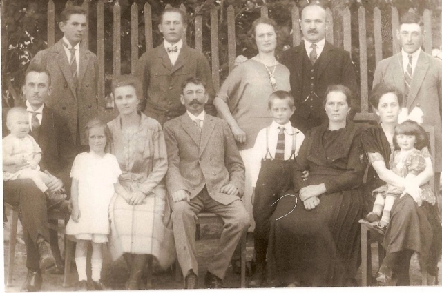 Снимок конца 1930-х, Восточная Пруссия. В центре Фердинанд Махель (1872-1940), двоюродный брат Людвига Махеля, прадеда Дениса.