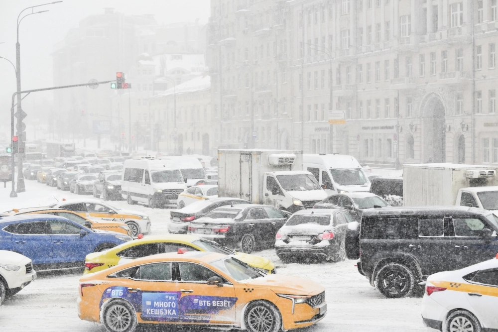 Возможны заносы, ухудшение видимости и осложнение дорожной обстановки. Снегопад в Москве. 19 февраля 2026 г.