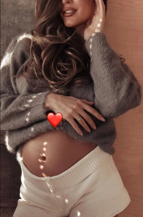 Анна Бузова сообщила в соцсетях о своей беременности.