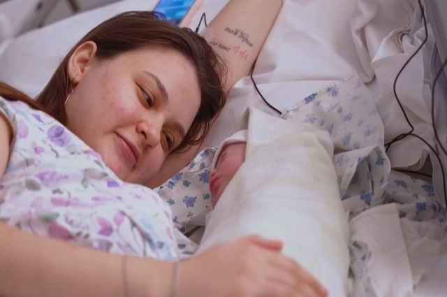 Диана и ее новорождённая дочь Злата.