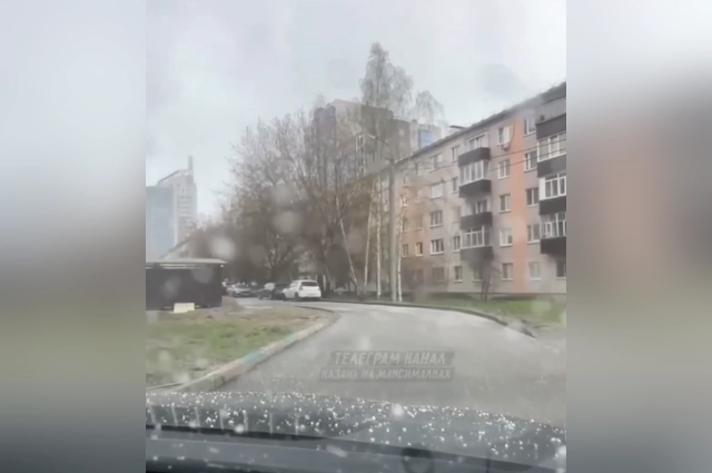 Днем в Казани пошел снег.
