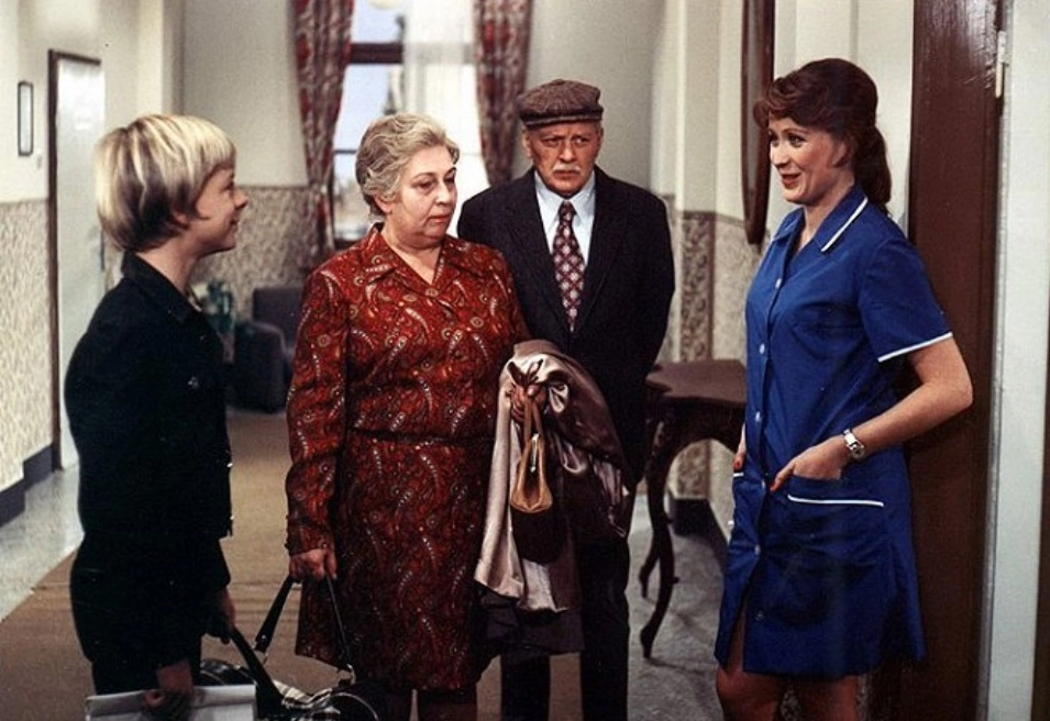 Зденка Бурдова (справа) в фильме «Листок в альбом», 1975 г.