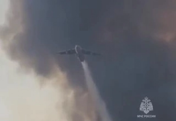 Пожар тушили с самолета.