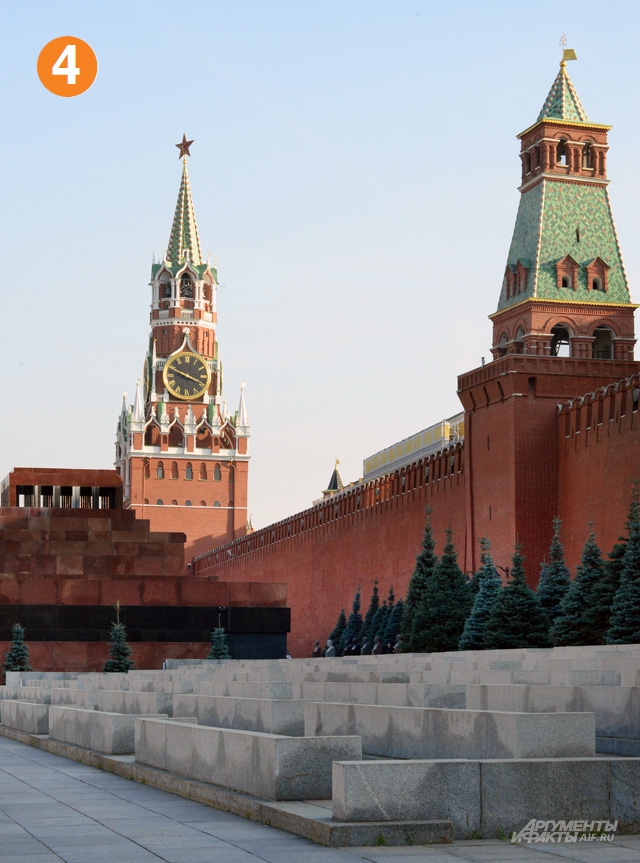 Джон Рид покоится у Кремлёвской стены.