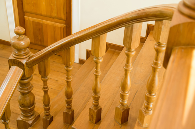 Безопасная лестница: хорошо освещённая, с нескользкими ступенями, с поручнями круглого сечения с обеих сторон, с равномерным шагом ступеней.