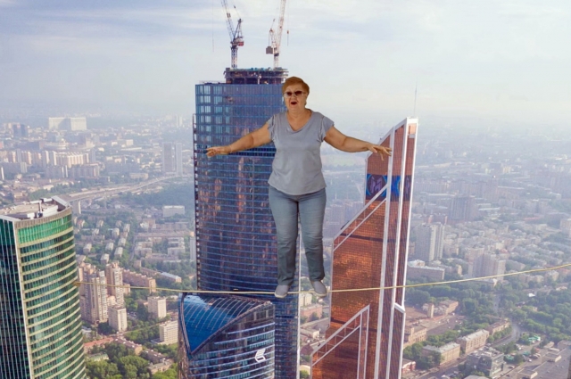 В этом видео Татьяна Субботина стоит на канате между небоскребами Москва-Сити.