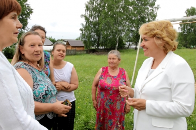 Ольга Евтина с жителями Нартовки.