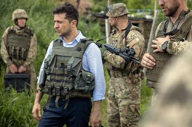 Владимир Зеленский посетил позиции вооруженных сил в Луганской области Президент Украины Владимир Зеленский посещает позиции вооруженных сил в Луганской области, Украина, 27 мая 2019 года. 