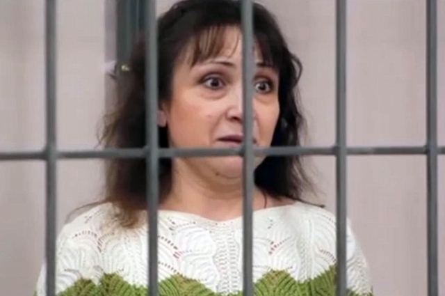 Наталья Бакшеева слушает приговор в зале суда.