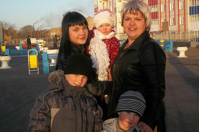 Елена Салий с детьми