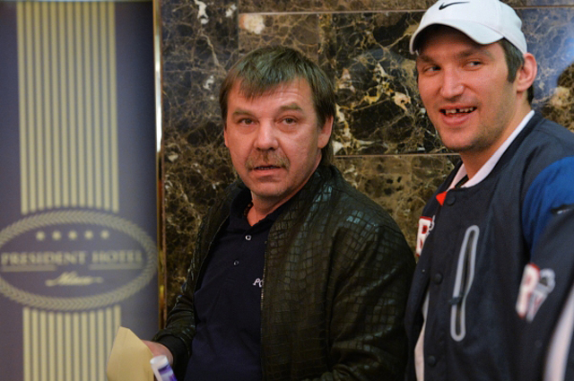 Олег Знарок и Александр Овечкин в холле Президент-отеля в Минске