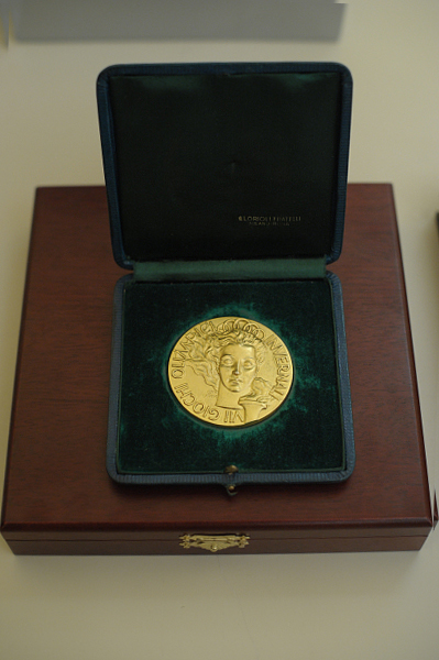 Золотая медаль Виктора Шувалова с Олимпиады 1956 года