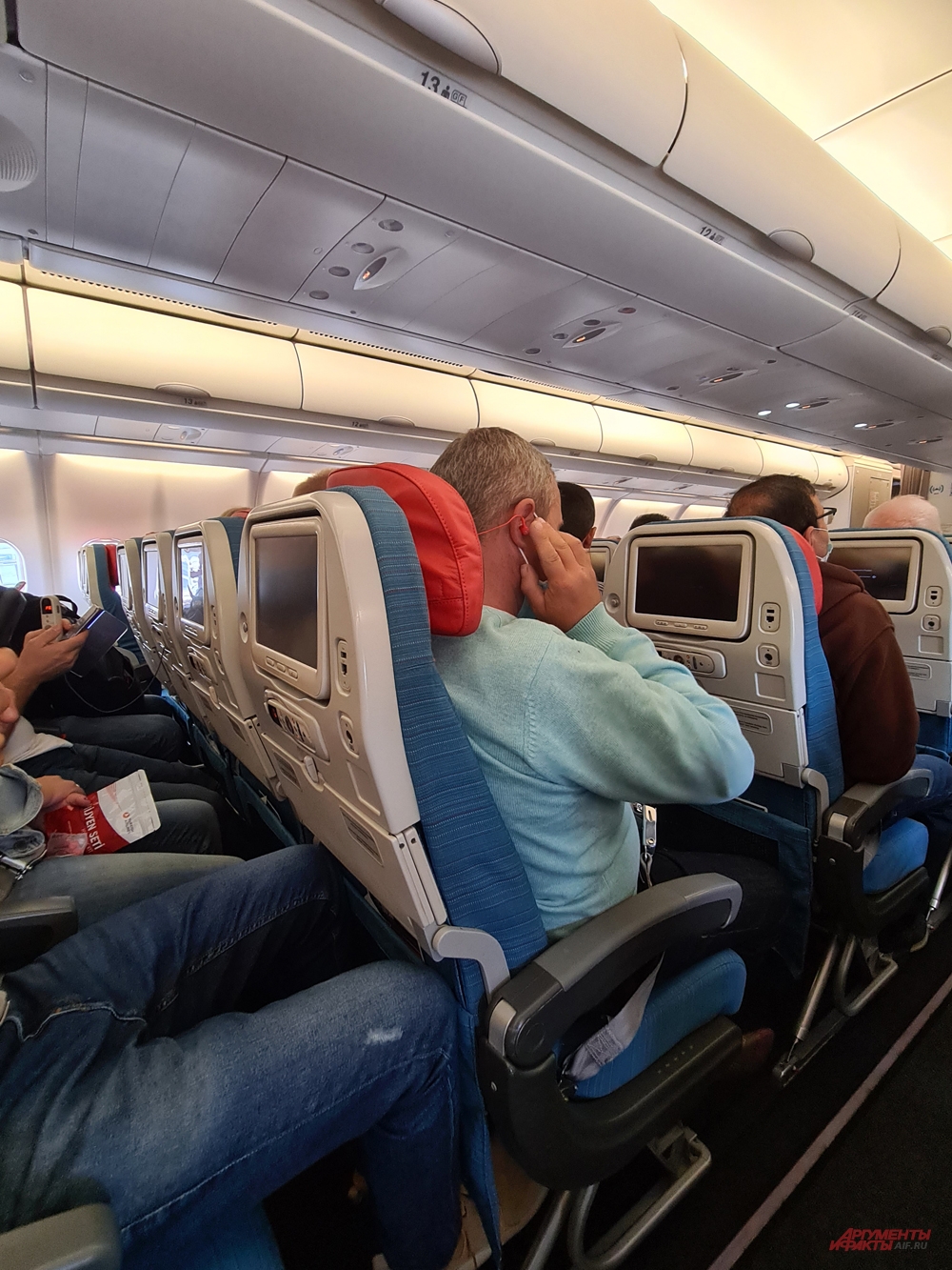 Стюардессы требуют от пассажиров сидеть весь полёт в масках.