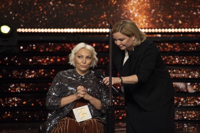 Министр культуры РФ Ольга Любимова вручает награду лауреату премии - писательнице из Белова.