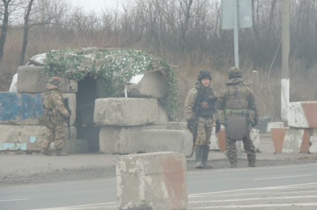 На блокпостах все проезжающие машины досконально проверяют военные.