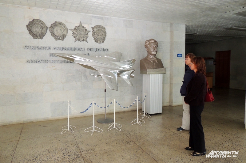 В вестибюле заводского музея стоит бюст Орджоникидзе: Сокол носил его имя в советское время