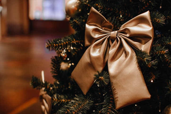 
 Топ-7 новогодних дизайнов. Как украсить ёлку и попасть в тренд 2026?    