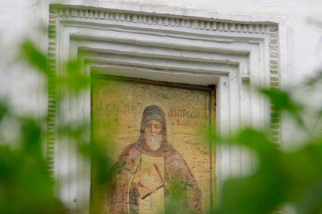 На одной из фресок изображён святитель Митрофан.