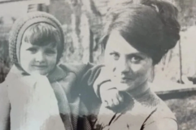 Любовь со своей старшей дочерью Светой.