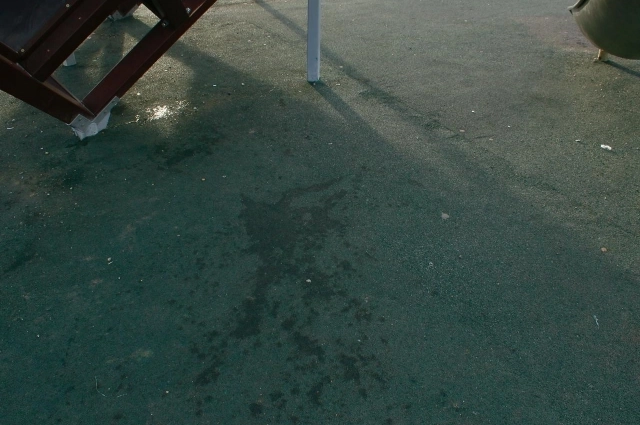 Грязное прорезиненное покрытие на детской площадке в сквере МЖК