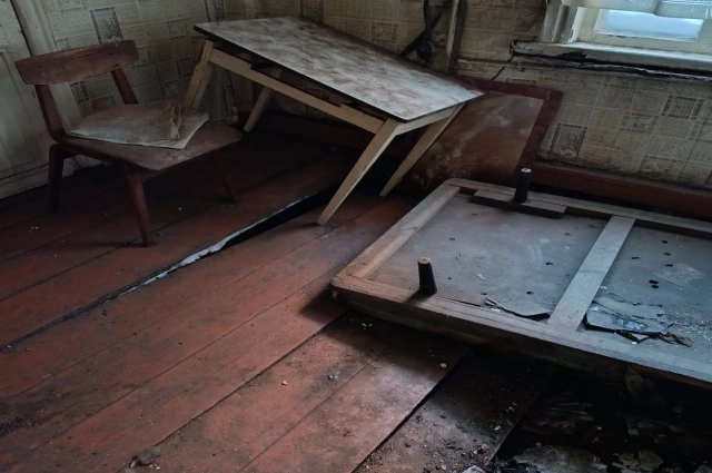 Пол в соседней половине дома становится всепоглощающей пропастью.