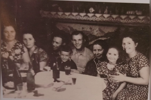 Молодожены Валентина (вторая слева) и Юрий (в центре) Гагарины с родственниками супруги в доме Горячевых по адресу:&nbsp; ул. Чичерина, 35 на второй день после свадьбы.