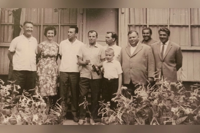 Юрий Алексеевич Гагарин и представители оренбургской региональной номенклатуры 1960-х гг. на даче у первого секретарь Оренбургского обкома КПСС Александра Коваленко в Дубках. 8 августа 1965 г. 