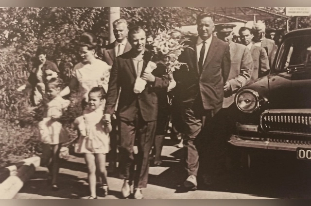 Юрий Гагарин с семьёй и работниками Оренбургского обкома КПСС в аэропорту Оренбурга. Август, 1965 г