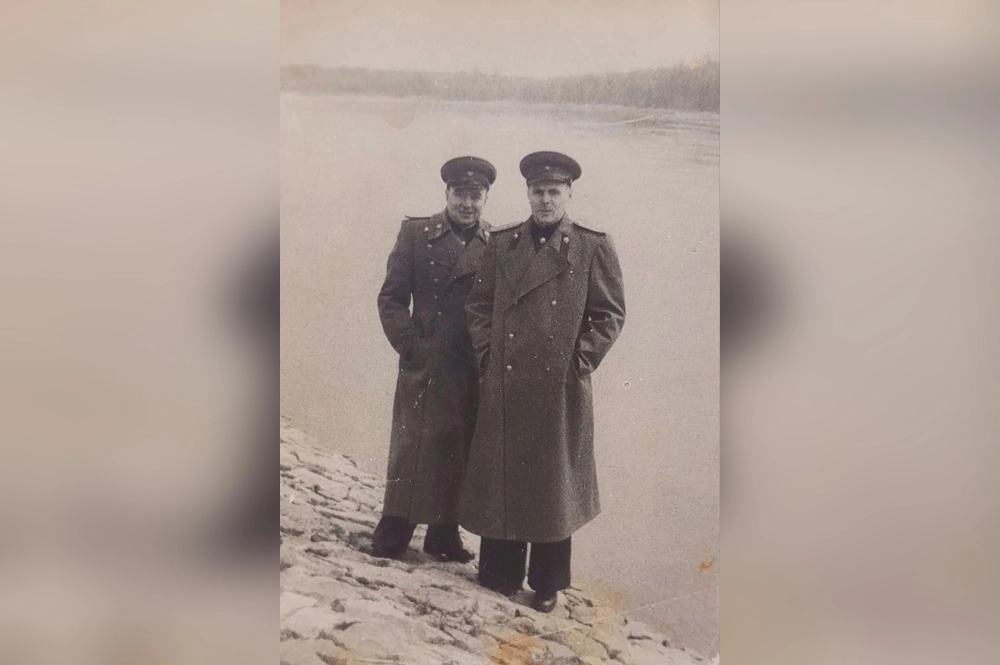 Николай Иванович Осадчий с сослуживцем после войны.