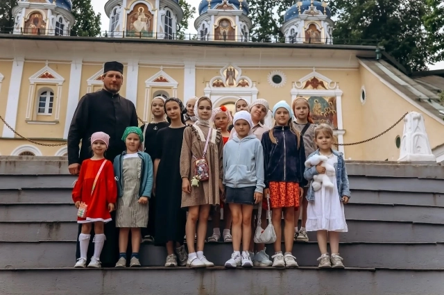 В Варваринскую церковь отец Дмитрий пришёл сразу после окончания духовного училища, а в 2016 году стал её настоятелем