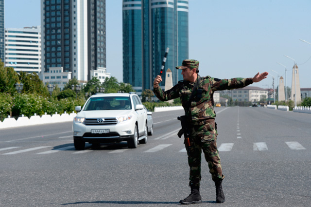 Сотрудник МВД Чеченской Республики во время внеочередных рейдов по обеспечению безопасности на дорогах республики.