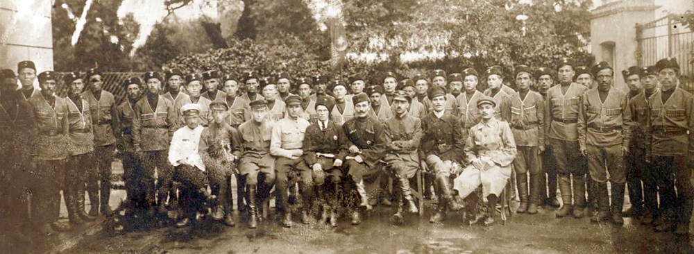 Центральная мусульманская коллегия перед отъездом из г.Москвы в Казань на Восточный фронт (Мулланур Вахитов - первый ряд, пятый слева), август 1918 г.