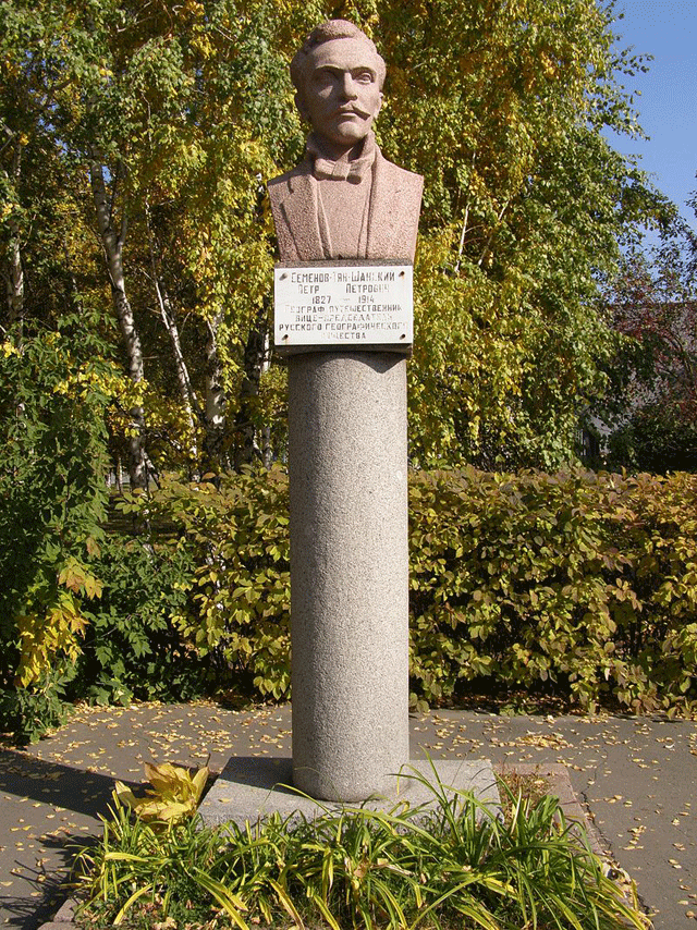 Памятник-бюст Семёнову-Тян-Шанскому в сквере напротив географического корпуса АГУ в Барнауле.