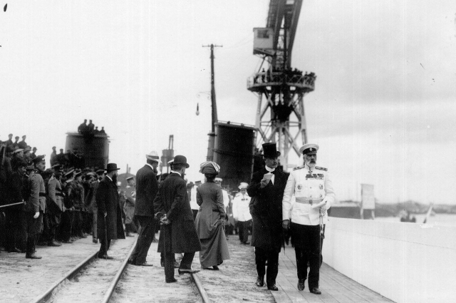 Вице-адмирал И.К.Григорович на набережной у Путиловской верфи в момент спуска корабля.