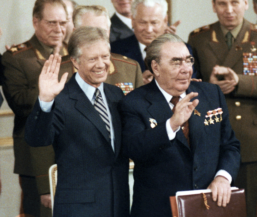 Л. Брежнев и Дж. Картер (слева) перед подписанием Договора об ограничении стратегических наступательных вооружений – ОСВ-2 в Вене, 1979 г.