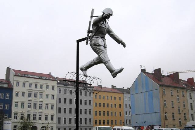 Скульптура в Берлине, посвящённая побегу Шумана.