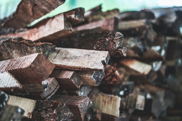 Омичи предпочитают топить печи берёзовыми дрова. 