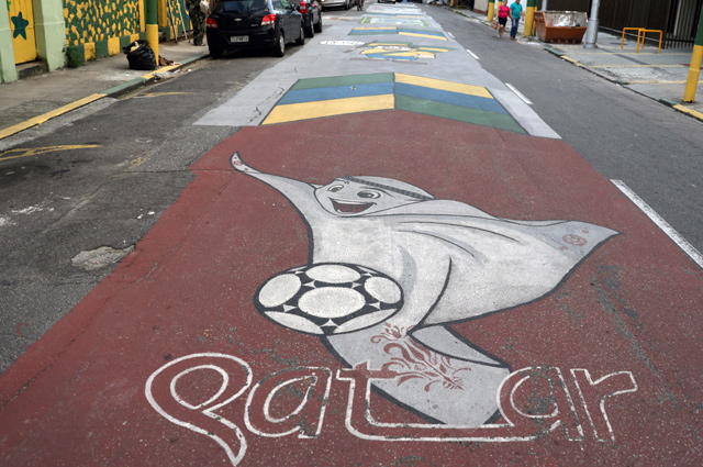 Талисман чемпионата мира по футболу Лаиб нарисован на улице.