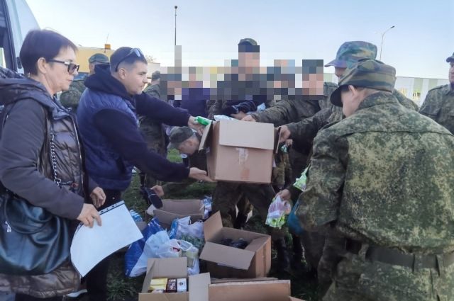 Елена сама доставляла гуманитарные грузы в воинские части и Луганский госпиталь. 