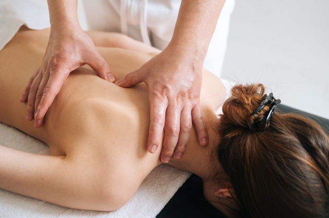 Вопреки расхожему мнению, массаж не избавляет от жировых отложений.